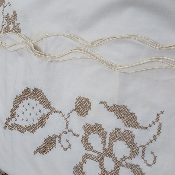 Vintage Embroidered Linen Tablecloth Ripple Edges Flower Leaf Design - Picture 9 of 9
